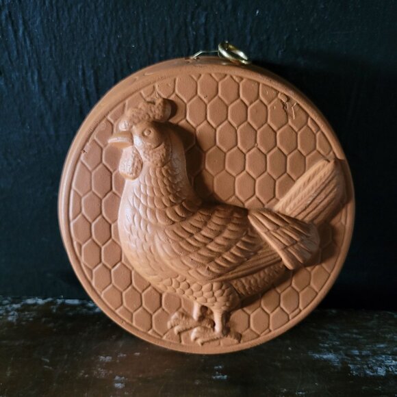 Vintage Terracotta Redware Clay Mold Rooster Wall Decor Hanging Round, Cottageco - Picture 1 of 7